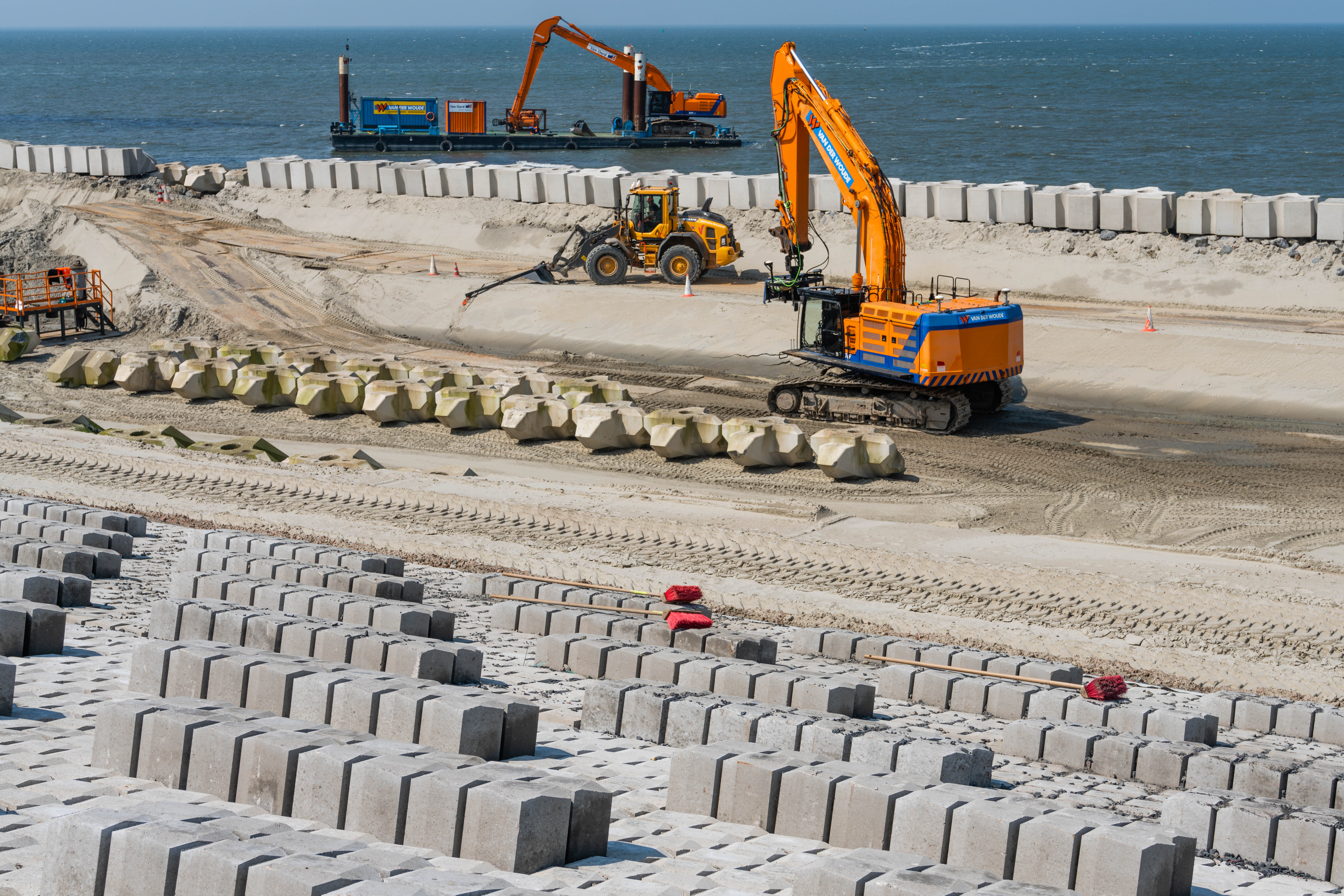 Rijkswaterstaat werkt aan dijkverzwaring afluitdijk - foto niek de greef