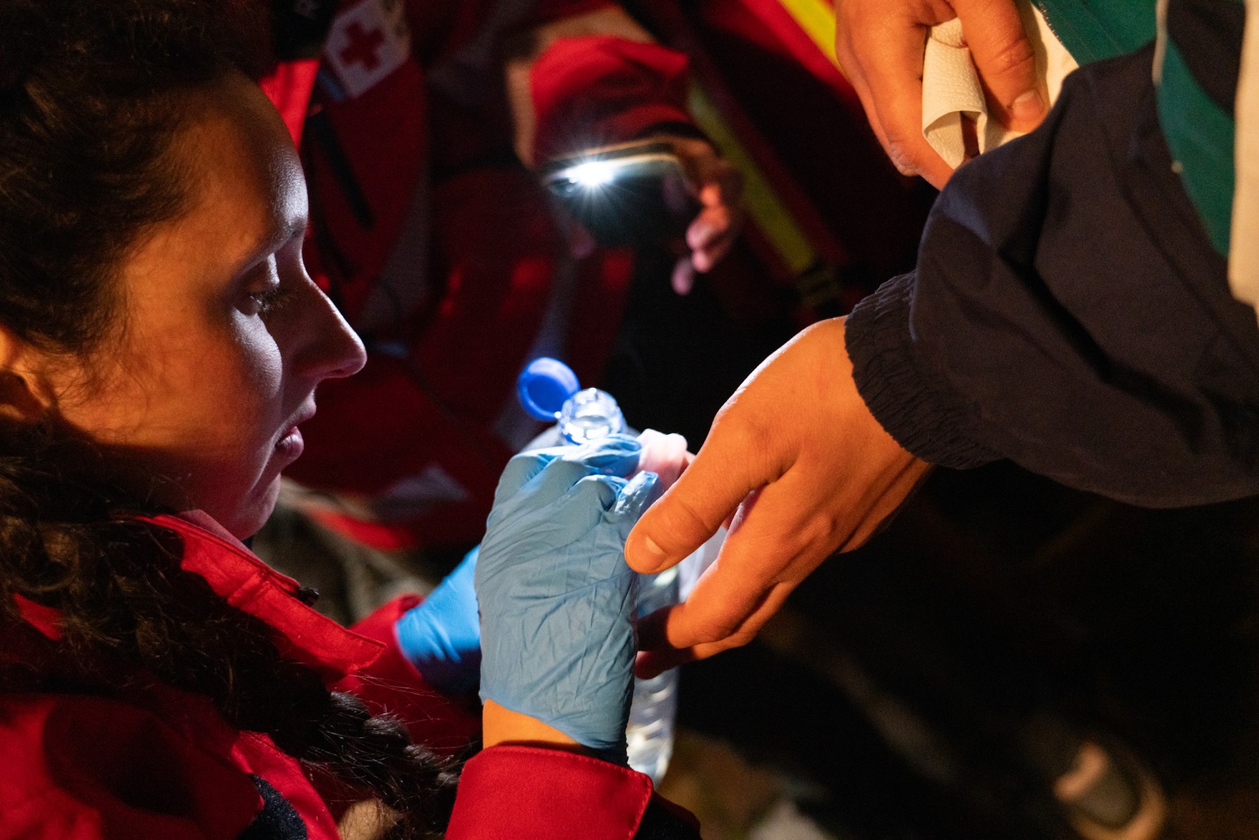 Rode kruis medewerker verzorgt gwonde tijdens koningsnacht in utrecht foto niek de greef
